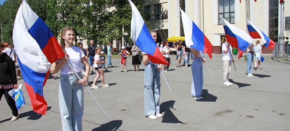 «Господь нам дал эту страну, Господь нам дал свободу». В Серове отпраздновали День России