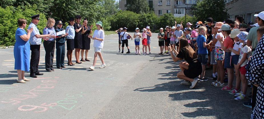 Полиция и МЧС провели для серовских детей большой квест