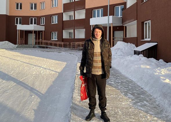 Житель аварийного дома с Пристанционной получил ключи от новостройки "на кольце"