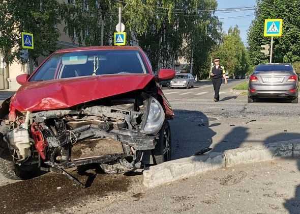 В Серове на перекрестке столкнулись два «Соляриса». Один из водителей ищет свидетелей ДТП