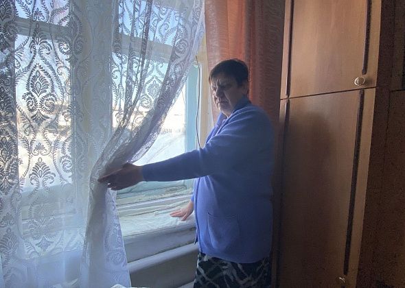 Серовчанка боится провалиться в выгребную яму – маневренное жилье, предоставленное после пожара, рушится