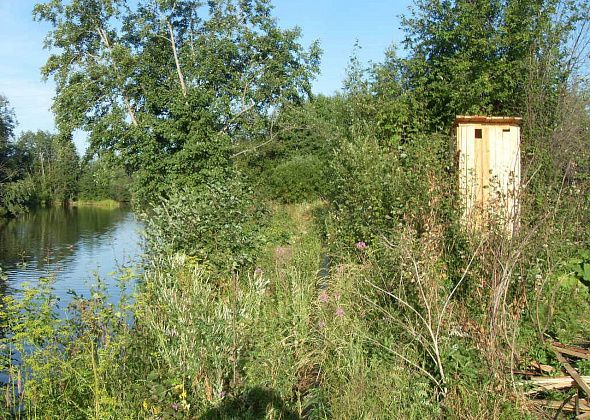 В Серове демонтировали сортир, построенный на берегу Каквы