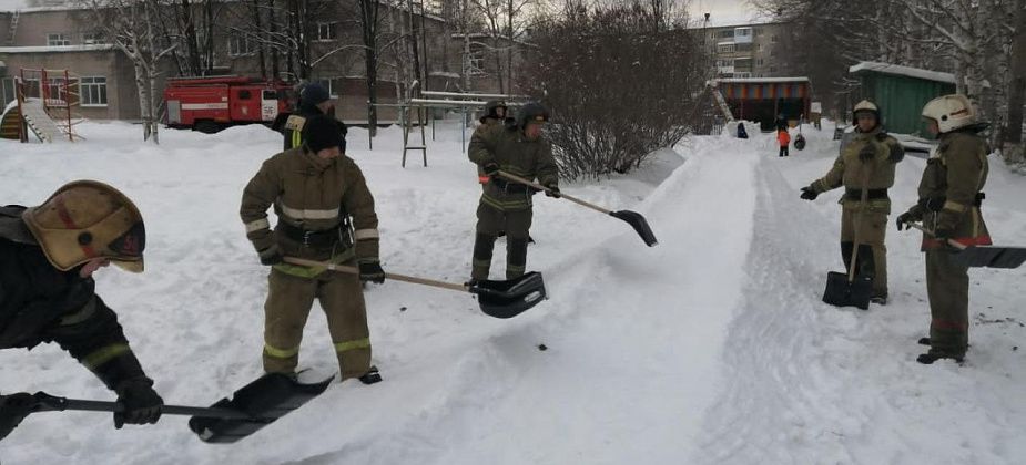 Серовские огнеборцы помогли детскому саду – построили горку и убрали снег с веранд