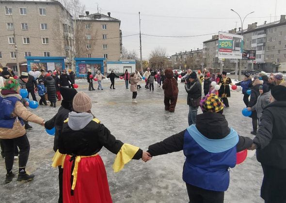 В День народного единства серовчане водили хоровод и кружились в национальных танцах