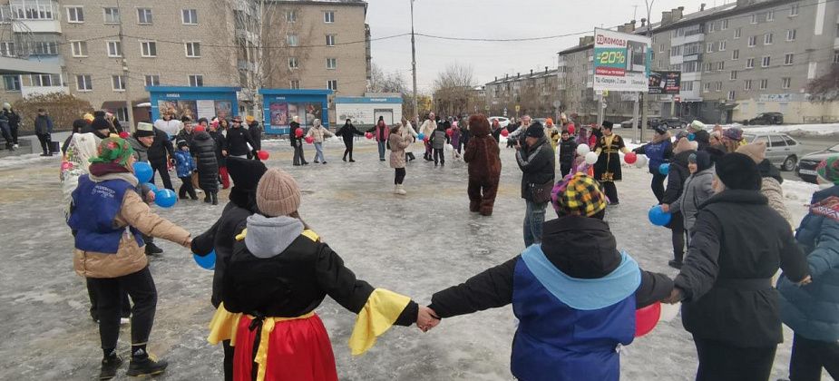 В День народного единства серовчане водили хоровод и кружились в национальных танцах