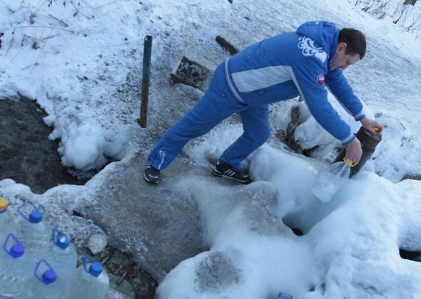 Власти Серова занялись обустройством родника на Поляне любви. Но воду из источника пить нельзя...