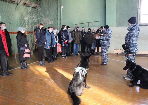 Полиция и Росгвардия провели для серовских студентов экскурсию, а для кадетов – футбольный матч