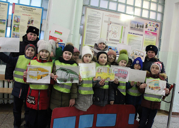 Юные серовчане приняли участие в акции «Шагающий автобус»
