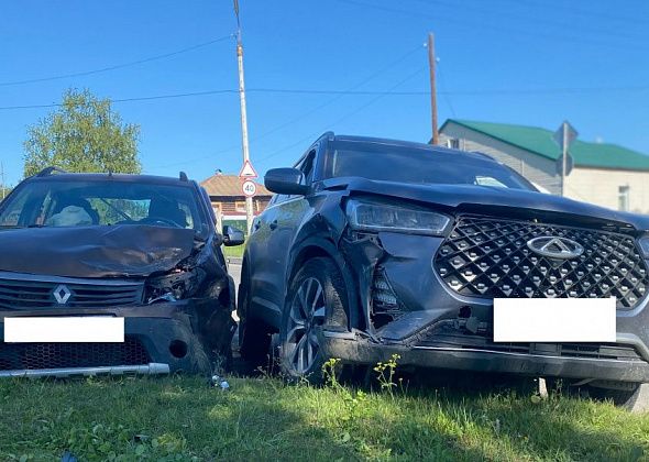 В Серове около духовного центра столкнулись две иномарки