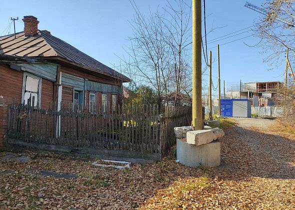 В доме, выкупленном у серовчан для постройки школы, поселились рабочие. На очереди изъятие еще одного дома