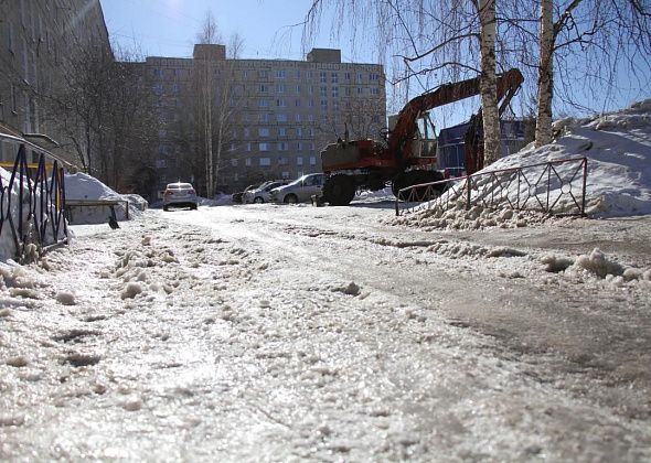 Серовчанин пожаловался на наледь, образовавшуюся во дворе из-за коммунальной аварии. "Некоторые люди без воды"