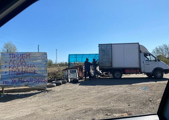 В Серове на контейнерной площадке по улице Набережная пруда разрастается свалка