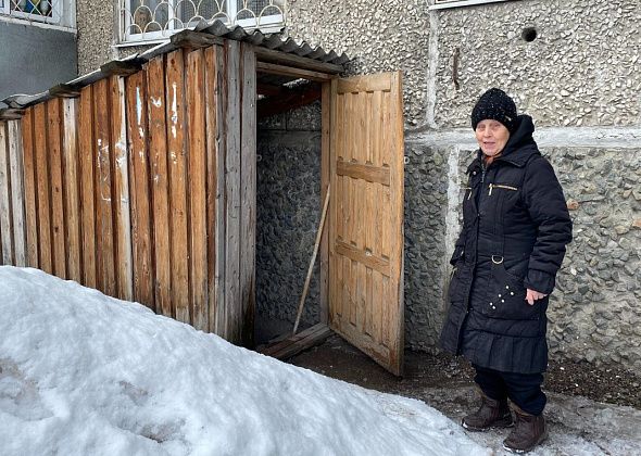 Серовчанка уверена, что полы в ее квартире гниют из-за "парящего" подвала. В управляющей компании так не считают