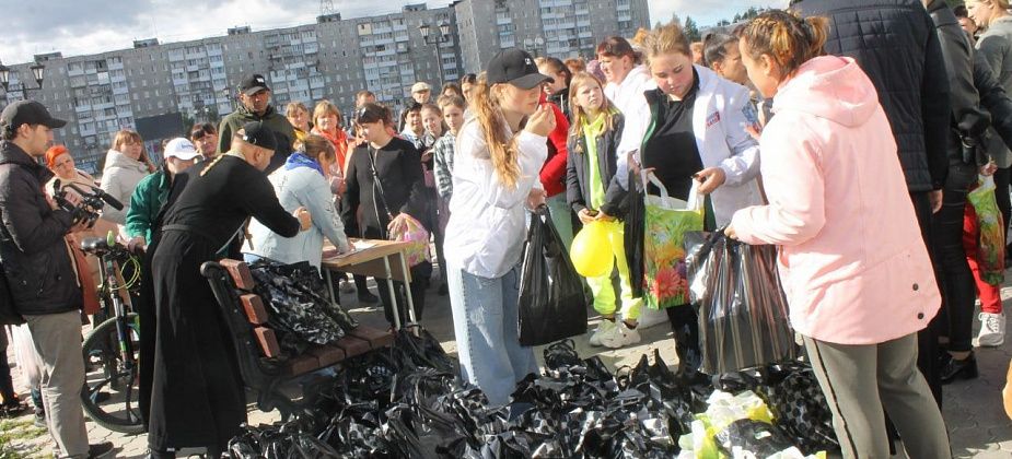 "Батюшка делает большие дела". Серовская епархия вручила школьные наборы многодетным и нуждающимся семьям