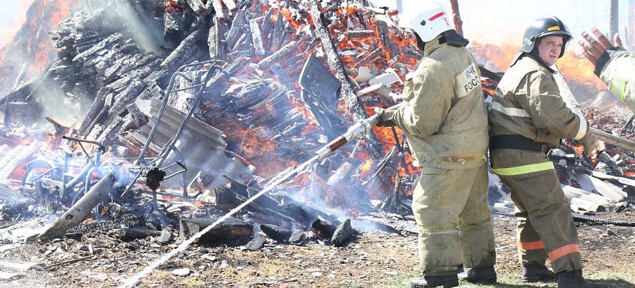 В районе 1-ой Овощной огнеборцы тушат крупный пожар