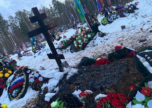 После похорон погибшего в ходе СВО серовчанина, загорелась его могила