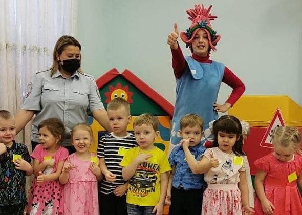Юные серовчане из детского сада "Умка" совершили "Путешествие в страну Светофорию"