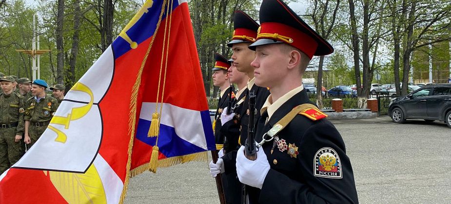 Для кадетов в Серове прозвенел последний звонок. Выпускники простились со знаменем и станцевали на балу