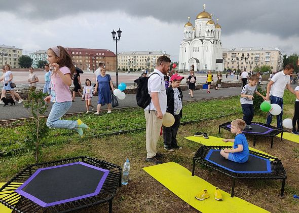 “Все здорово, посмотрите, сколько народу гуляет”. В День города и День металлурга серовчане погуляли по “Арбату”, пели и танцевали под песни Андрея Державина и ели шашлыки