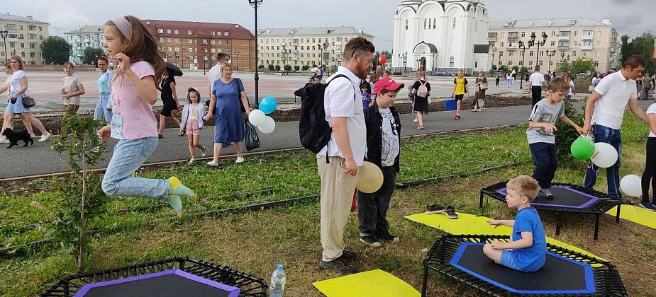 “Все здорово, посмотрите, сколько народу гуляет”. В День города и День металлурга серовчане погуляли по “Арбату”, пели и танцевали под песни Андрея Державина и ели шашлыки