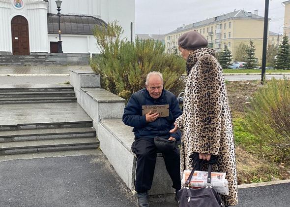 "А как? Воровать пойти?" На ступенях храма в Серове пожилой мужчина просит милостыню
