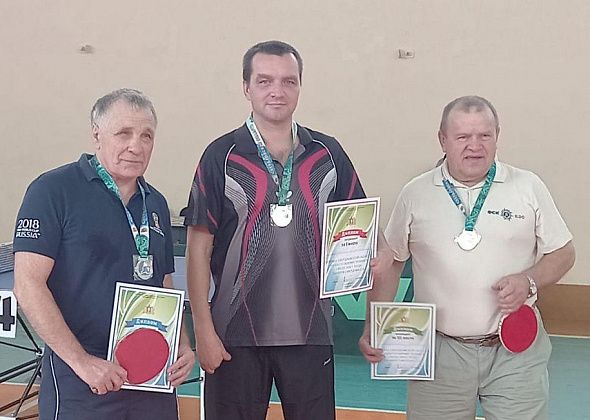"Спорт нужен для укрепления и профилактики". Серовчанин завоевал серебро на областном турнире по настольному теннису