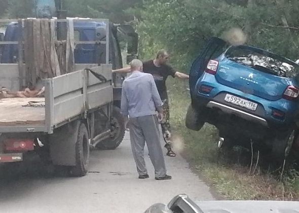 В Серове в районе городского кладбища иномарка уехала в кювет
