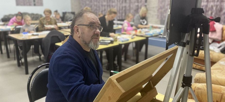 Брянский байкер Медведь учит серовчан рисовать картины