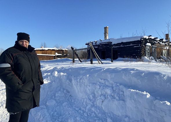 "Придется на инвалидную пенсию палатку покупать". Погорельцы живут в маневренном доме без прописки и опасаются, что их выселят в любой момент