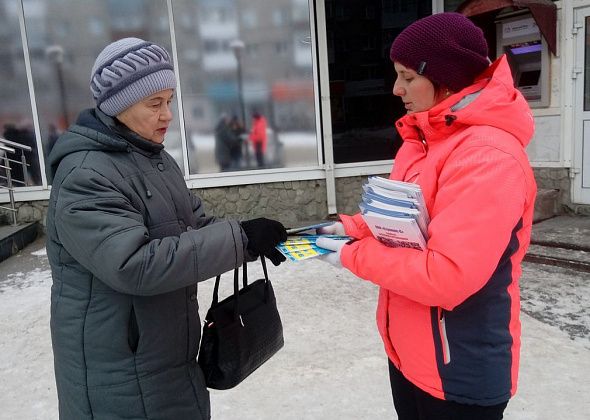 Серовчанам бесплатно раздали справочник потребителя "Ваш гид"