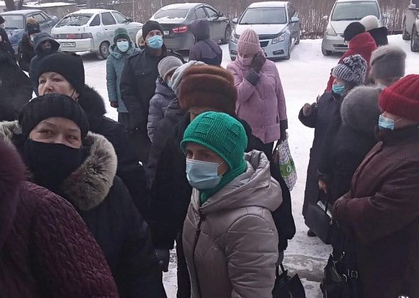 В Серове у офиса компании "ЭнергосбыТ Плюс" возникла большая очередь: "Остается только музыку включить и танцевать будем!"