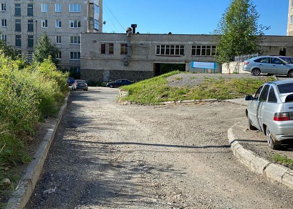 Жители серовской многоэтажки недоумевают: "Работы по ремонту двора закончились?"