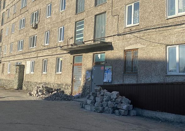 В серовской многоэтажке демонтируют стены, ограждающие выходы мусоропроводов