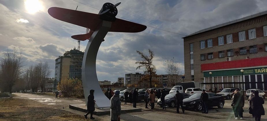 "Вишнево-красный, быстрокрылый, курносый..." Торжественно открыт "самолет Серова"