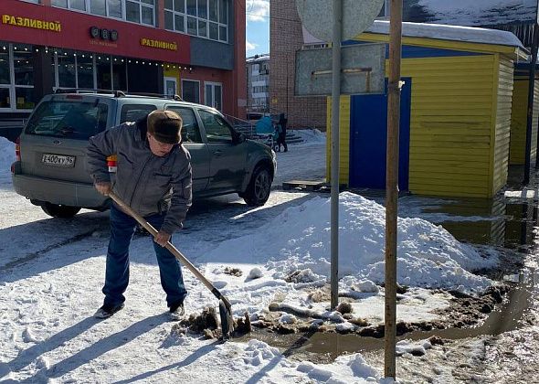 Серовчанин спасает остановку от затопления: "Вода здесь скапливается каждую весну"