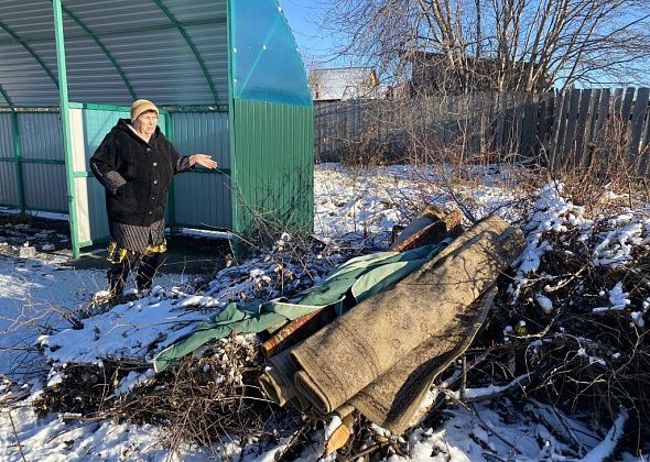 "Люди обнаглели. Мусор бросают под забор". Пенсионерка из Серова недовольна контейнерной площадкой, установленной у дома