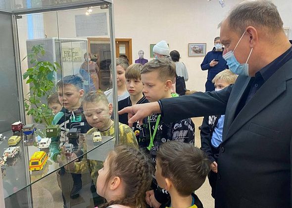 Дмитрий Колыхалов презентовал в Серове выставку моделей автомобилей "Колеса 1 к 43"
