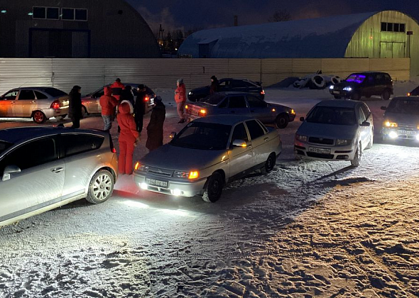 Серовские автолюбители создали "Автоелку" и поздравили горожан с наступающим Новым годом