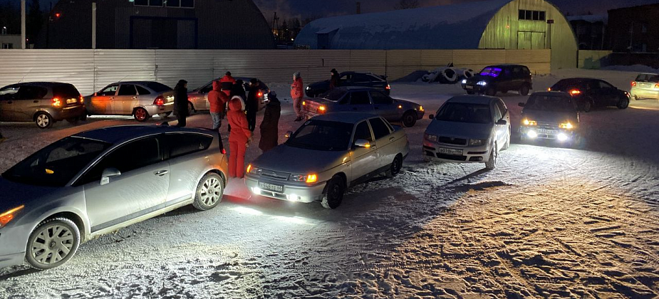 Серовские автолюбители создали "Автоелку" и поздравили горожан с наступающим Новым годом