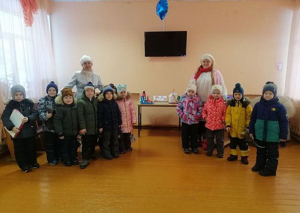 К ребятам из Вятчино пришли Снеговик, Зайка и Снегурочка. Они рассказали о правилах пожарной безопасности