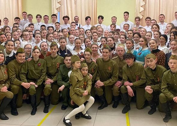 На площади дома культуры железнодорожников серовчане кружились в "Вальсе Победы"
