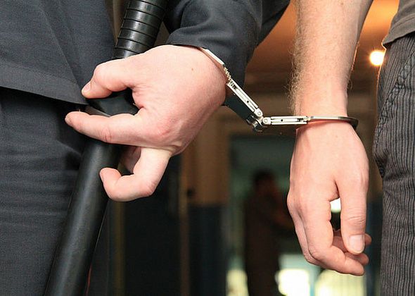 Мужчину, который обвиняется в смертельном избиении своей девушки, не могут доставить в Серовский суд