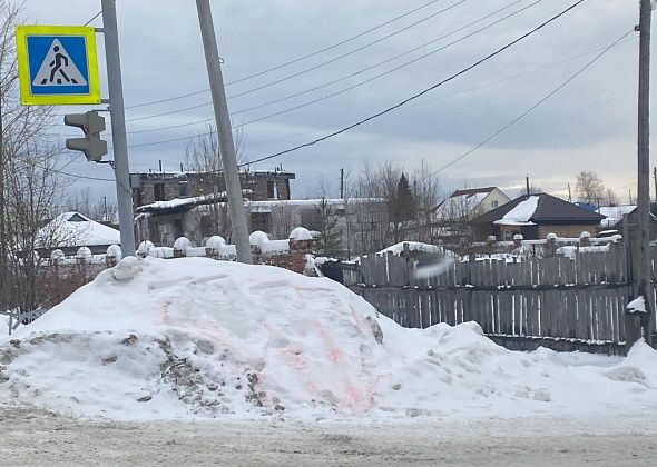 В Серове с “говорящих” снежных куч пропали буквы. Сугробы остались на месте