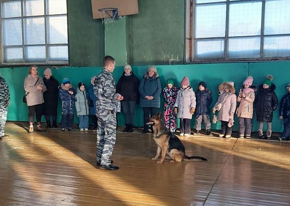 Накануне 23 февраля юные серовчане побывали на экскурсии в полиции