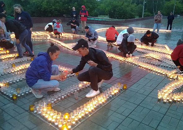 В Серове горящими свечами выложили контур самолета 