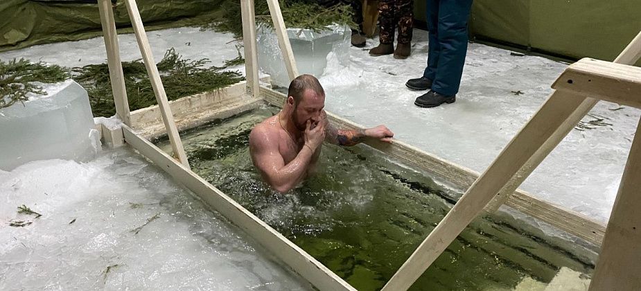 “Не страшно, было немножко холодно”. В Серове прошли крещенские купания