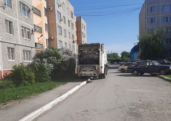 В Серове мусоровоз раздавил тротуар