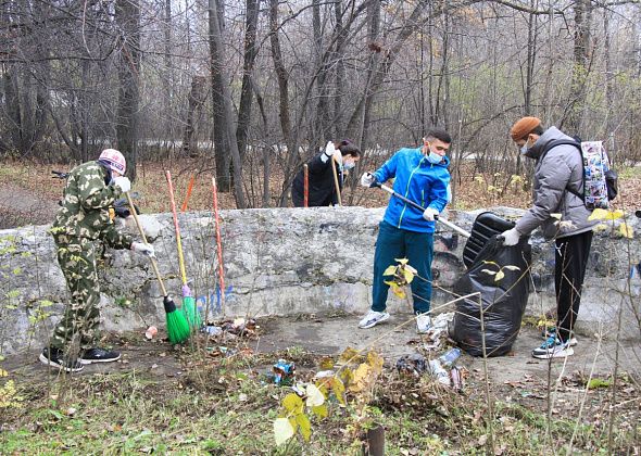 В Серове прошел «Молодежный субботник». Прибирались в больничном городке