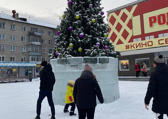 У центра досуга "Родина" появилась новогодняя елка. Будут еще горки для детворы