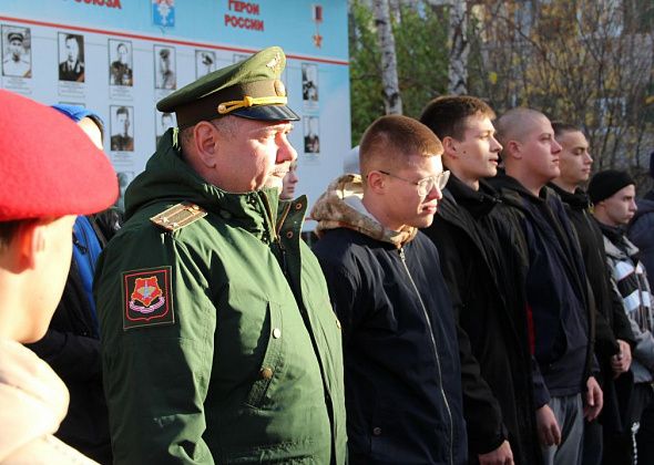 “Служите честно”. В Серове отправили первых новобранцев на срочную службу в армию в рамках осеннего призыва